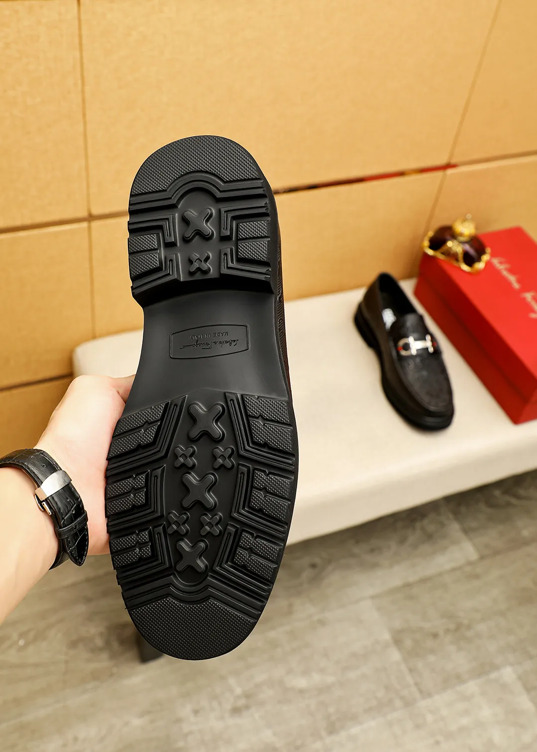 Men's shoes 💰520 💐 Product trademark: Ferragamo "Ferragamo" casual leather shoes Regular size: 38-44 (45.46🉑️customized) Product materials: Selected imported first-layer calfskin embossed upper + original hardware buckle, imported water-dyed cow leather lining. Strong three-dimensional visual effect, original outsole color: 1⃣️color optional